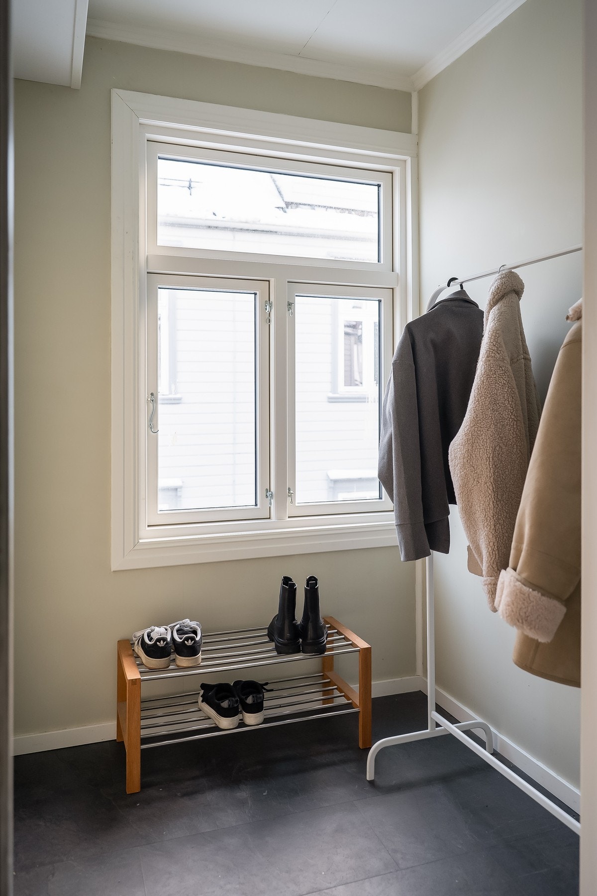 Inngangspartiet med plass til sko stativ/ skap Galleribilde