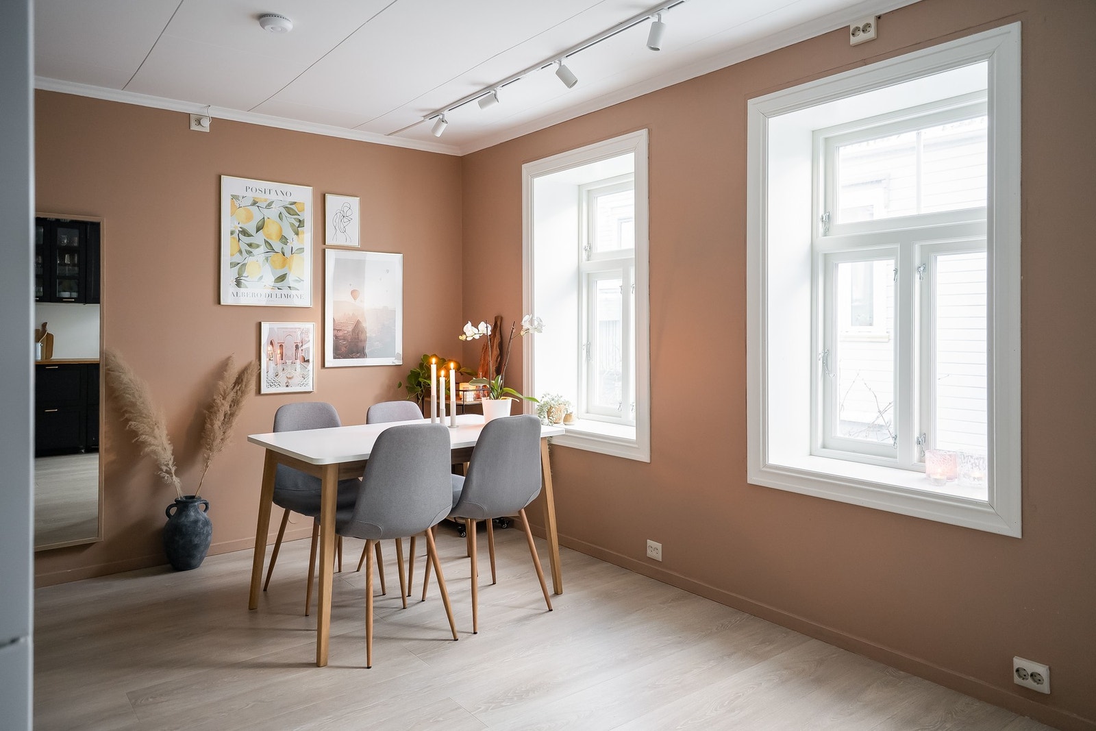 Spisegruppe som knytter stue og kjøkken sammen. Galleribilde