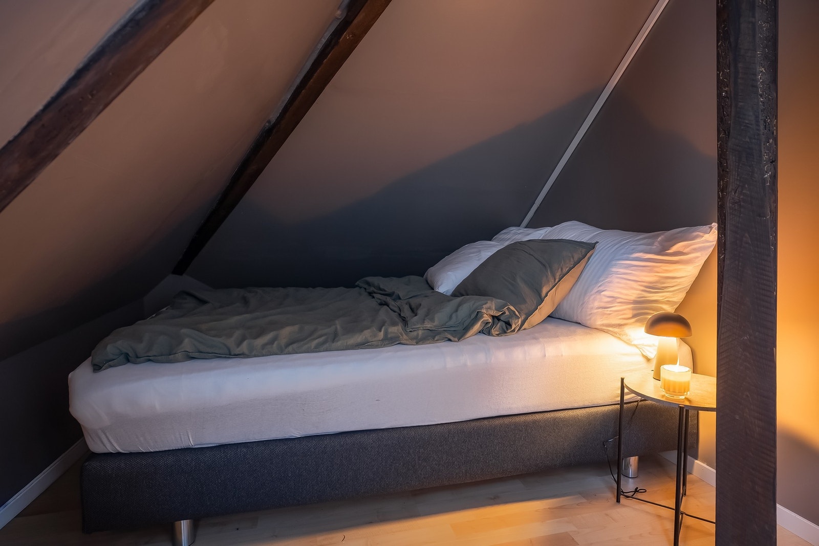 Rom innredet som soverom med plass til dobbeltseng og nattbord. Galleribilde