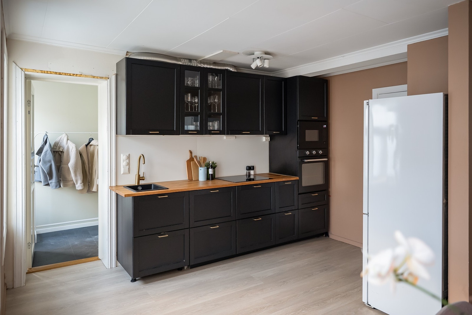 Kjøkkenet har intergrert stekeovn, platetopp, oppvaskmaskin og mikrobølgeovn. Galleribilde