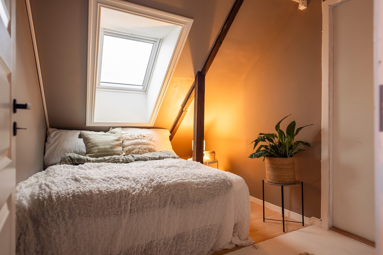 Rom innredet som soverom, med plass til dobbeltseng og nattbord. Galleribilde