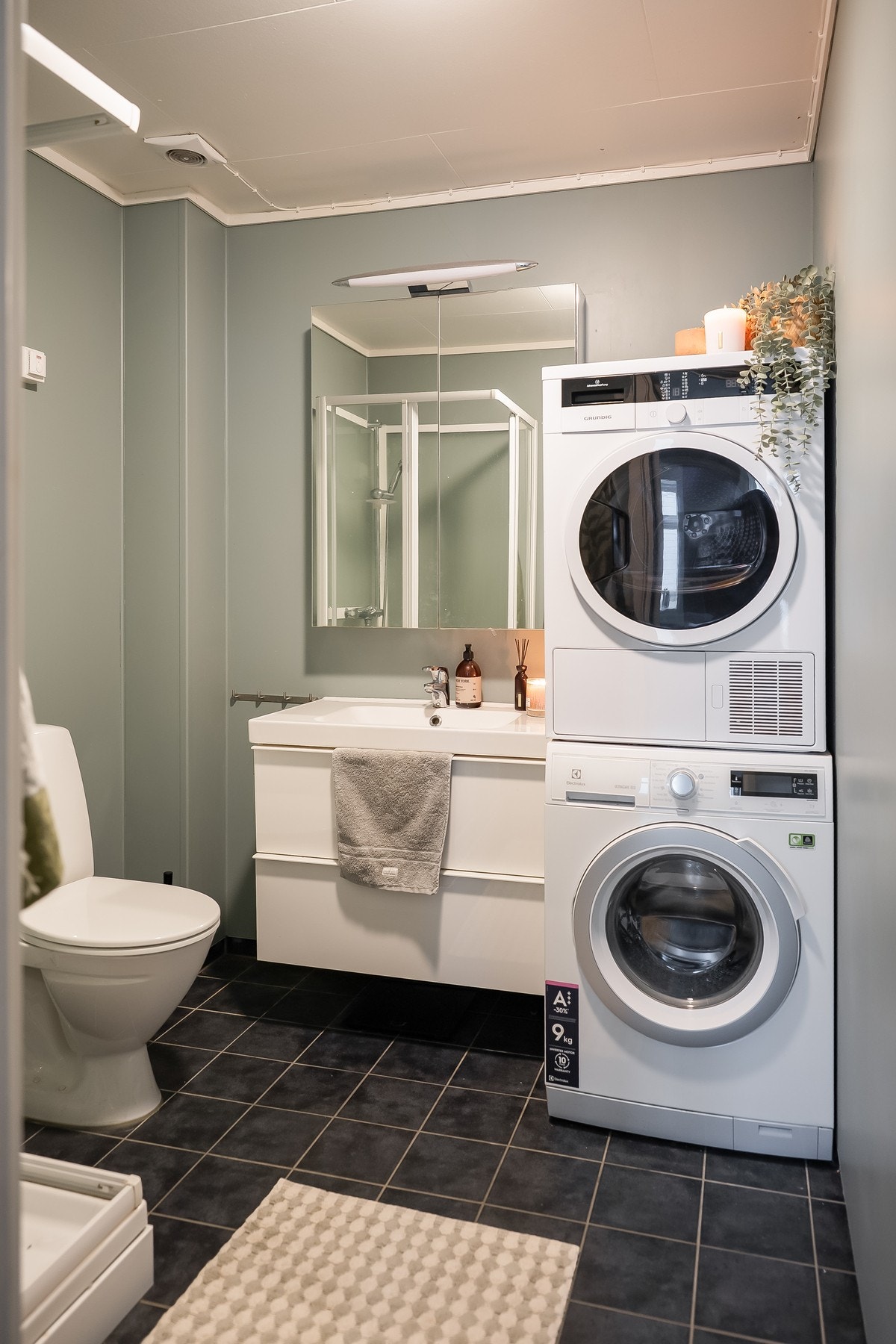 Badet er utstyrt med servant med underskuffer, speil med oppbevaring og toalett. Galleribilde