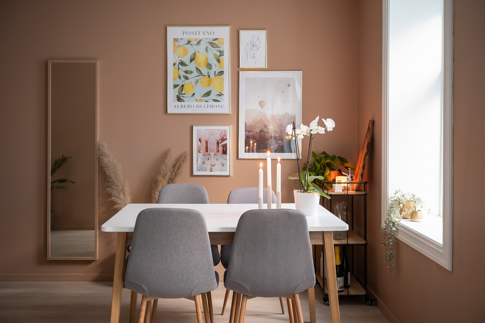 Spisestuen. Galleribilde