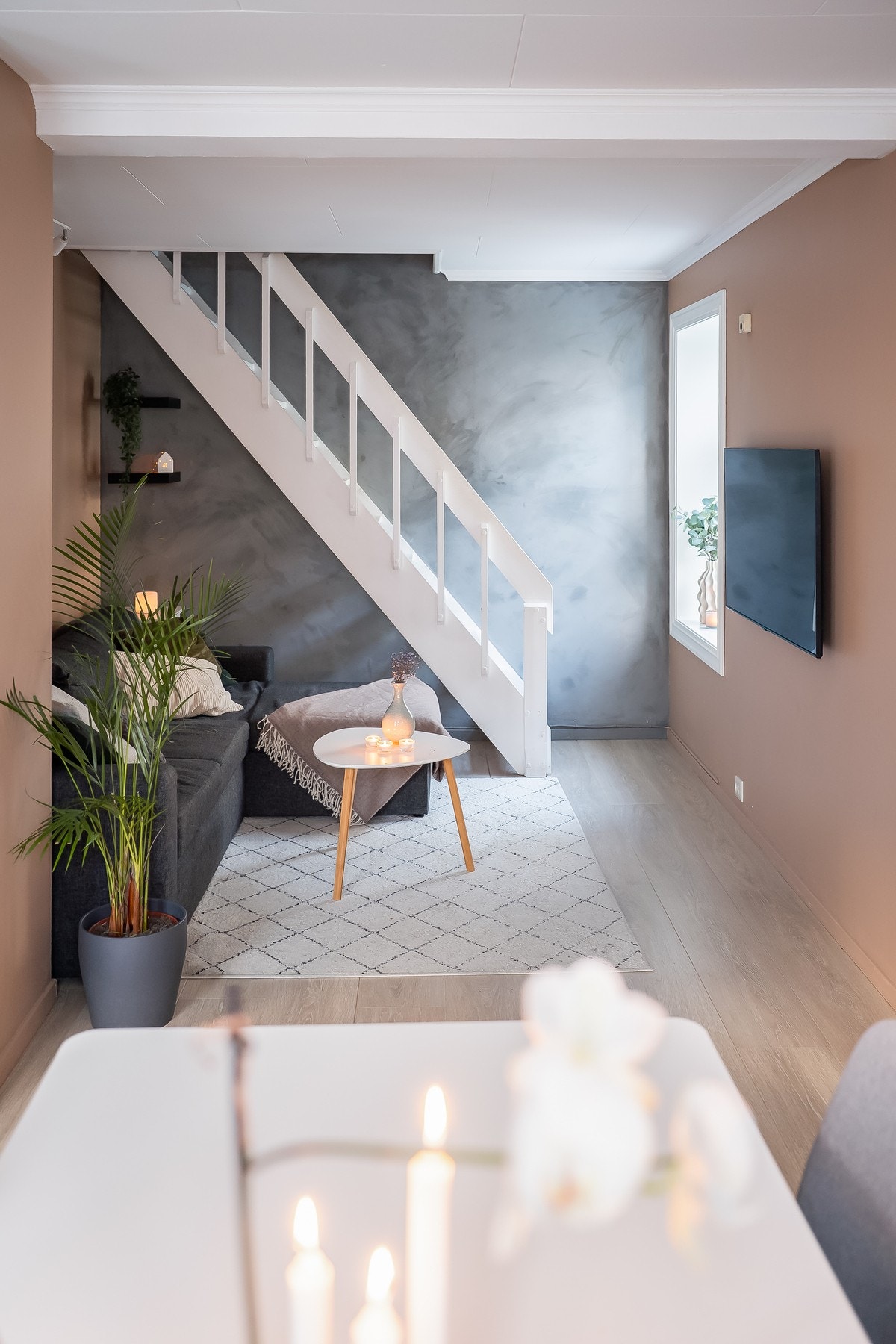 Stuen med tilgang opp til loftet som i dag er innredet med 2 soverom. Galleribilde