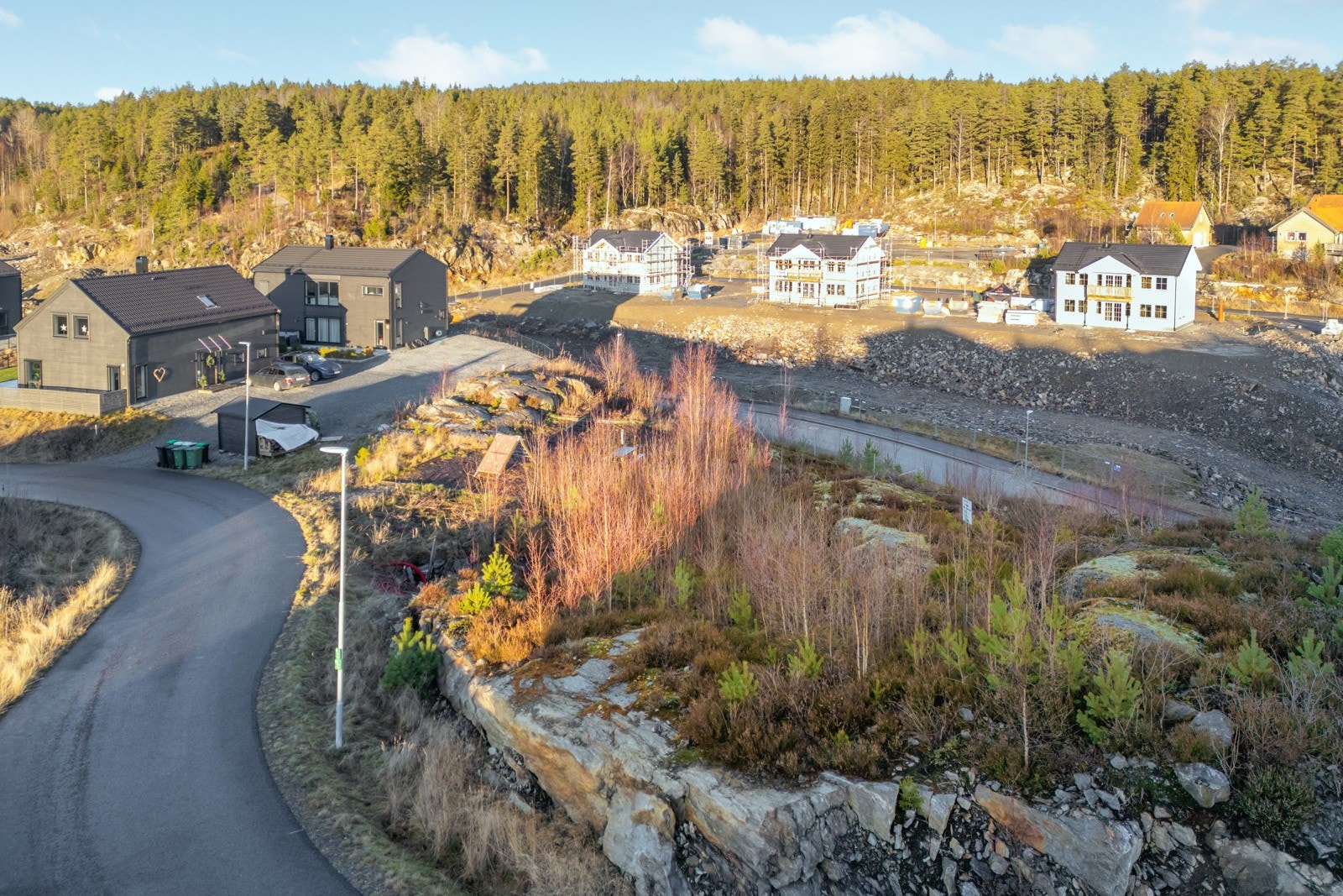 Adkomstvei, vann og avløp ligger til tomtegrensen. Galleribilde