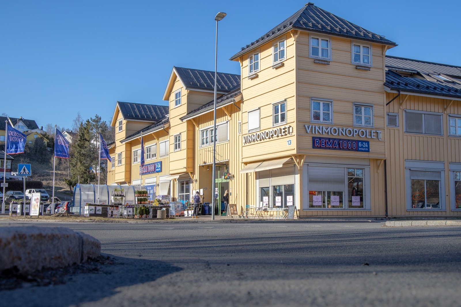 Fetsund Sentrum med butikker og vinmonopol. Galleribilde