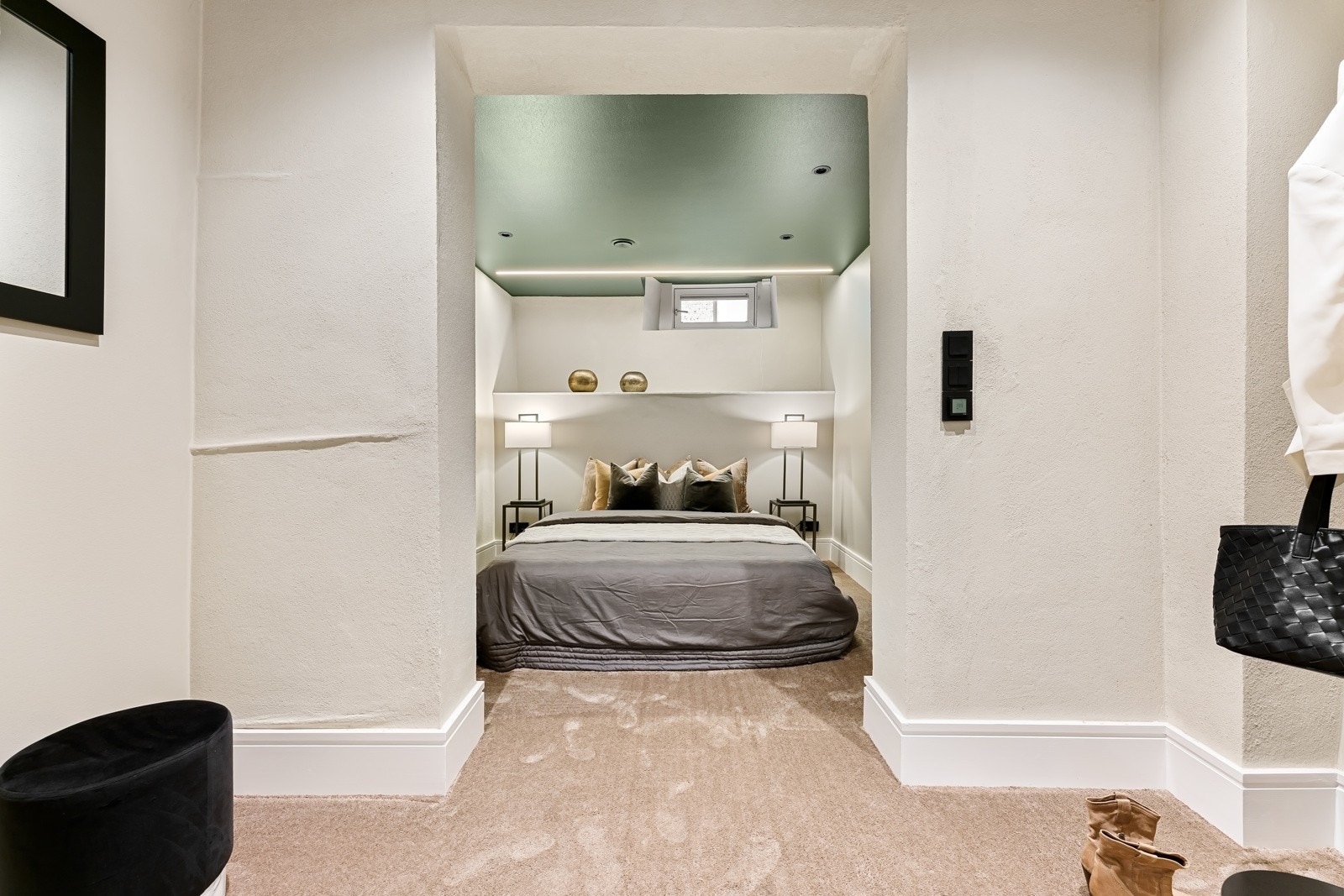 Hovedsoverommet har adkomst fra hovedstuen via stilrene smijernsdører. Galleribilde