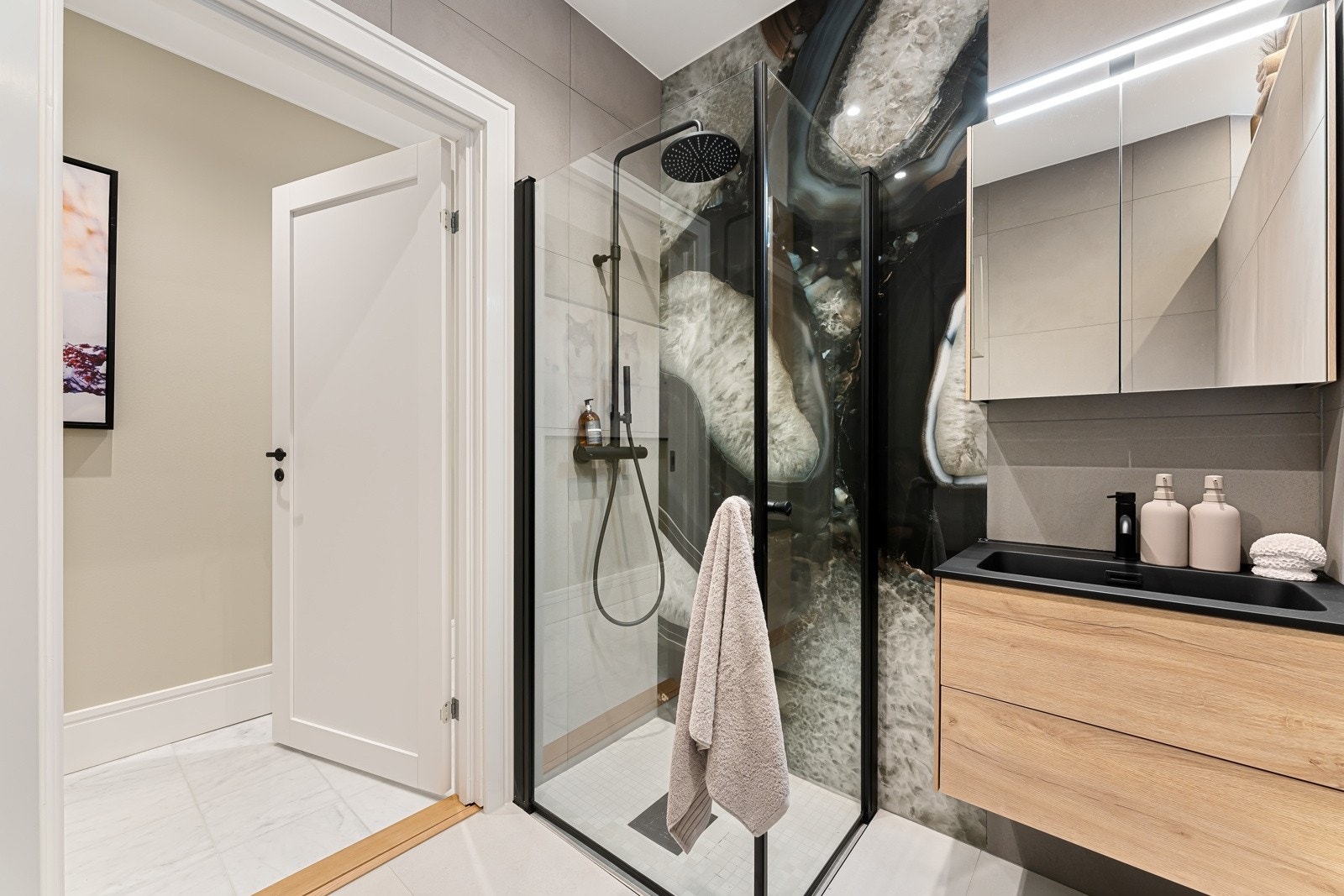 Romslig dusjnisje med regnfallsdusj og håndholdt dusj, veggmontert klosett og vannbåren varme. Galleribilde