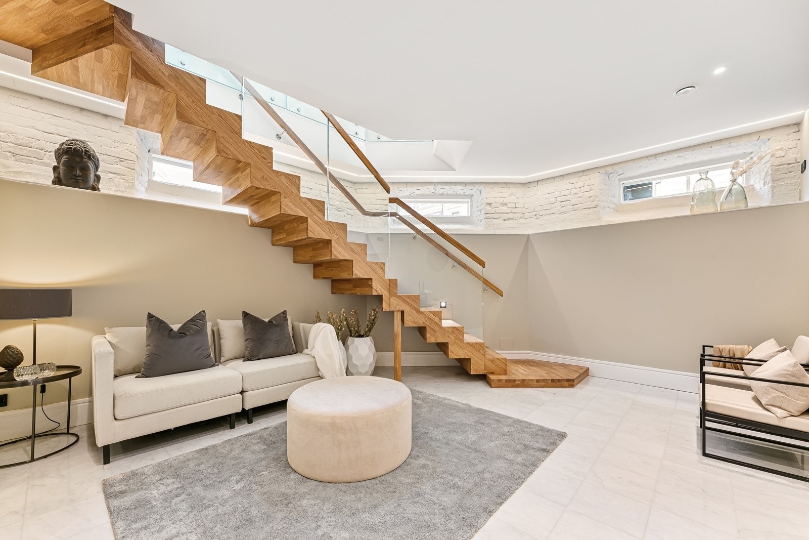 Det er i likhet med hovedstuen også her god takhøyde, eksklusive fliser i Carrara marmor med vannbåren varme og downlights i himling. Galleribilde