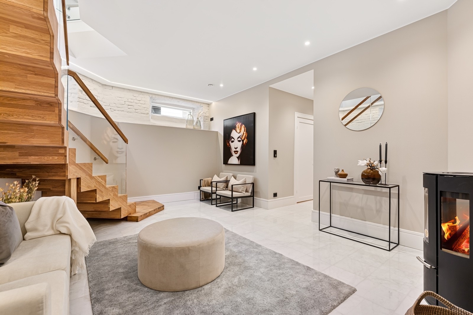 Stue nr. 2 er sentrert midt i leiligheten og er av tilsvarende gode størrelse som hovedstuen. Galleribilde