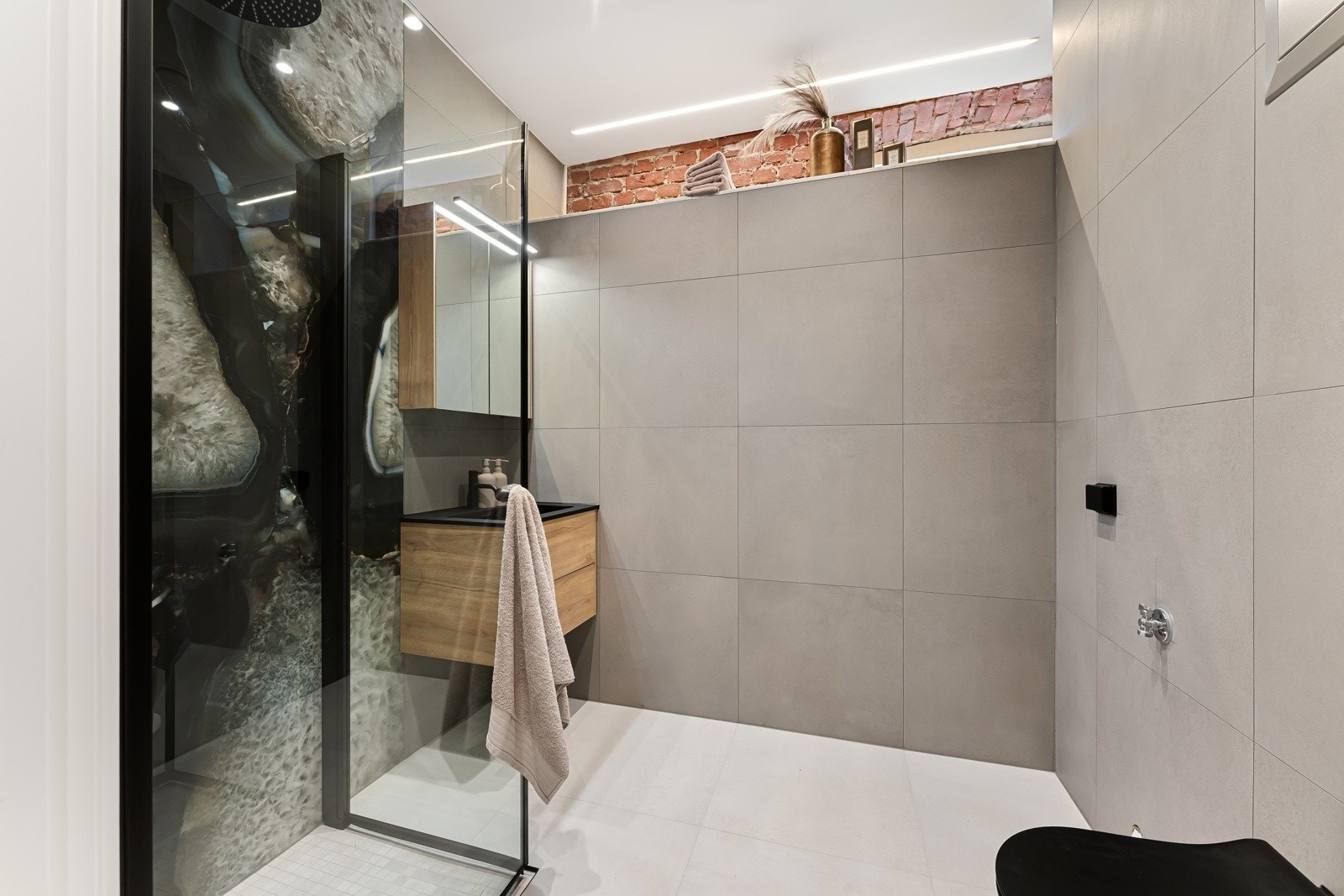 Baderom nr. 2 er utført i samme tiltalende stil som hovedbadet og ble også etablert i 2023. Galleribilde