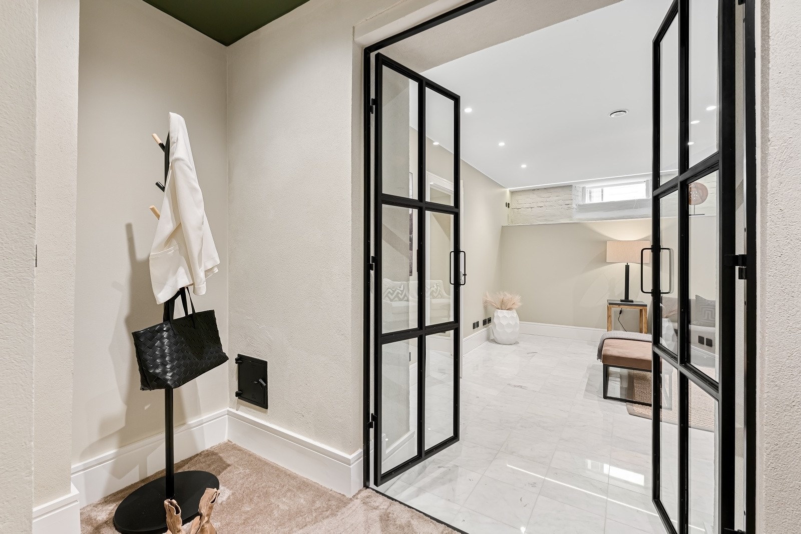 Det er gjennomgående god takhøyde i hele leiligheten og mulighet for etablering av garderobeløsninger. Galleribilde