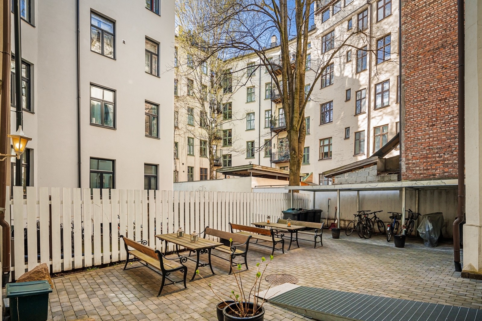 Sameiet har en pent opparbeidet bakgård med flere sittegrupper og sykkelparkering. Galleribilde