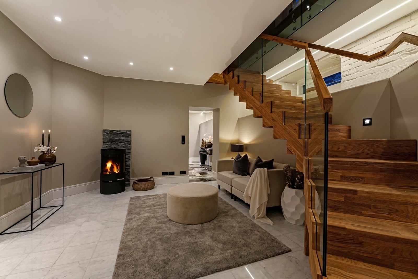 Usedvanlig flott og eksklusivt trappeløp med veggbelysning og LED-lyslist binder etasjene sammen. Galleribilde