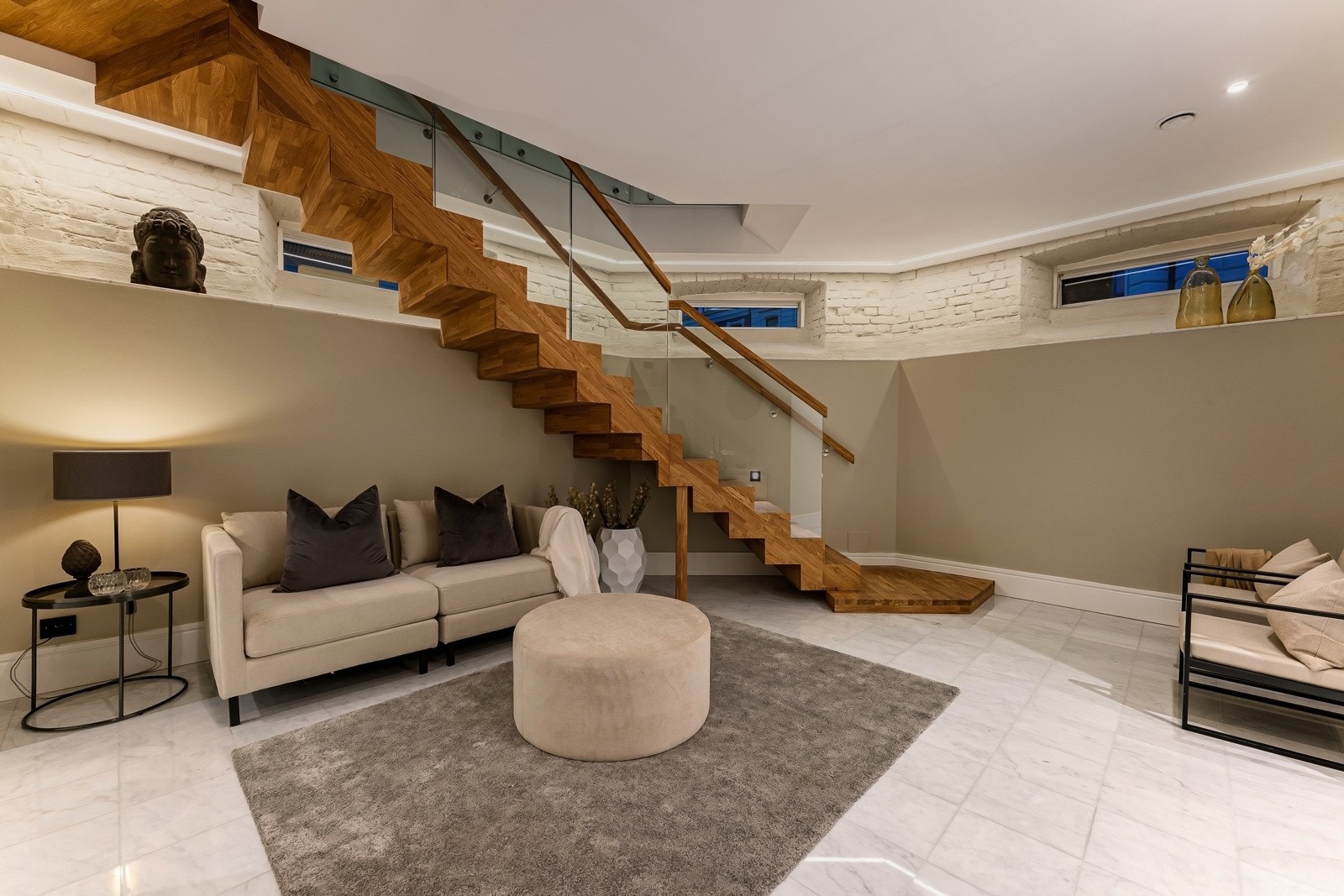 Stue nr. 2 er av generøs størrelse, utstyrt med eksklusive fliser i Carrara marmor med vannbåren gulvvarme. Galleribilde