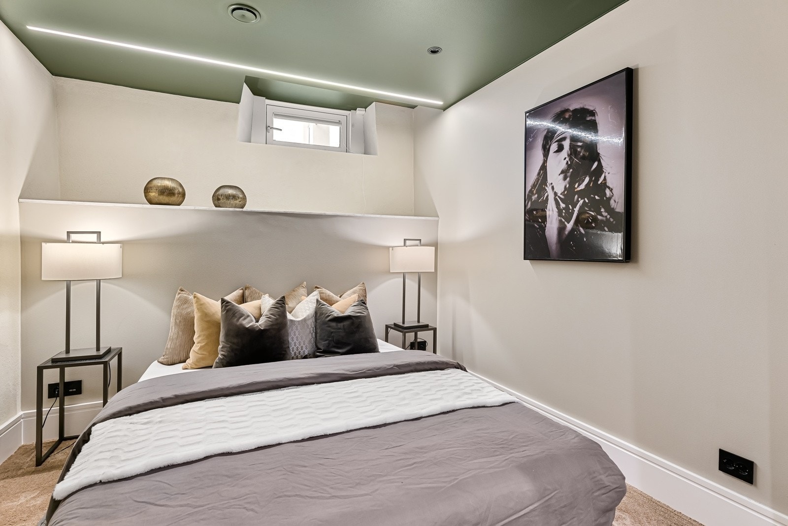 God plass til stor dobbeltseng med tilhørende møblement og det er lagt vegg-til-vegg-teppe med vannbåren varme. Galleribilde