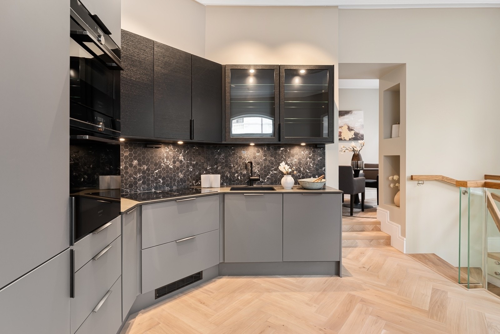 Hendig adkomst til tv-stue/spisestue og det er etablert tomrør i vegger til eventuelle høyttalere. Galleribilde