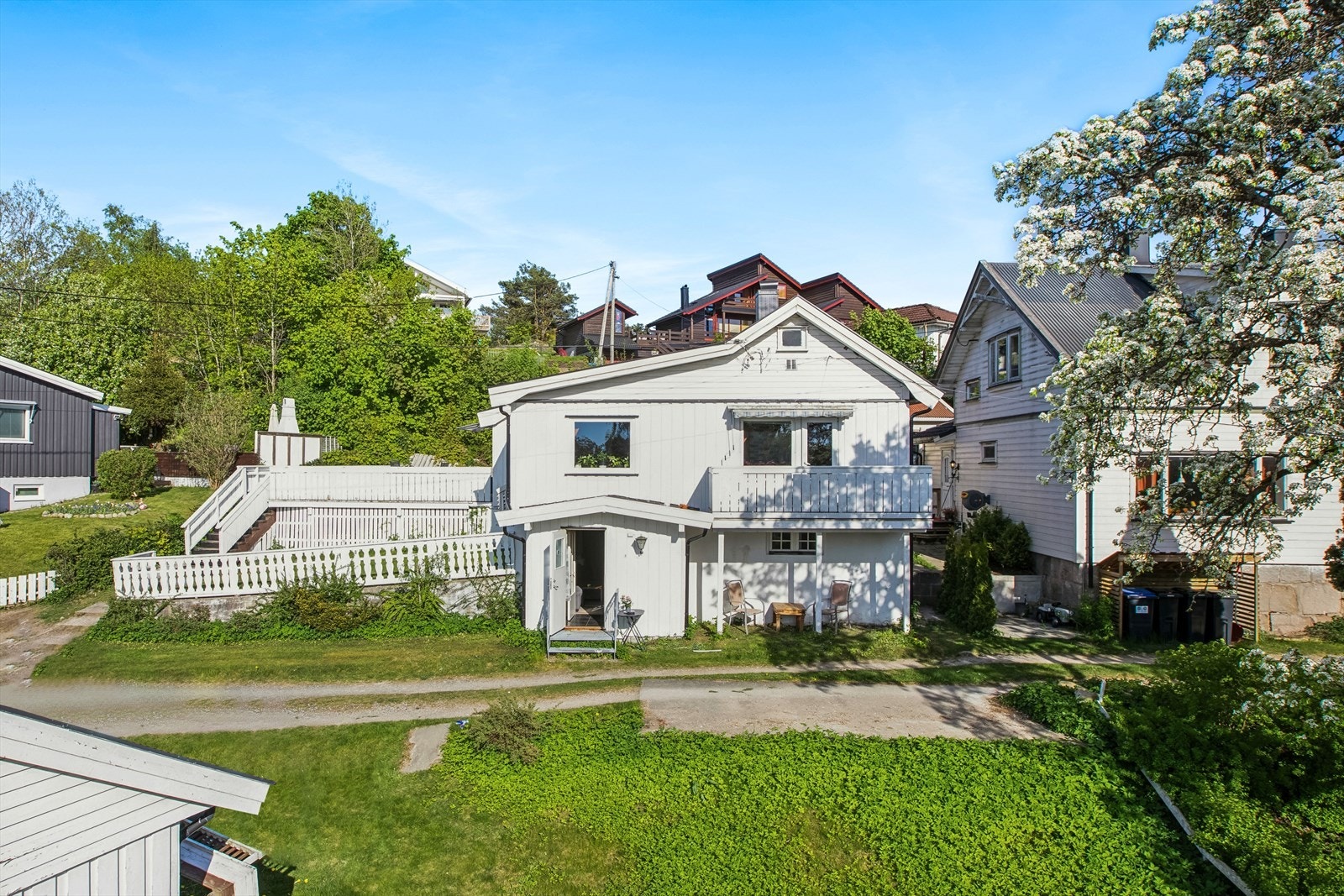 Dette er en enebolig med innredet hybeldel i kjeller, boligen har tidligere vært utleid for kr 22.000,- per mnd Galleribilde