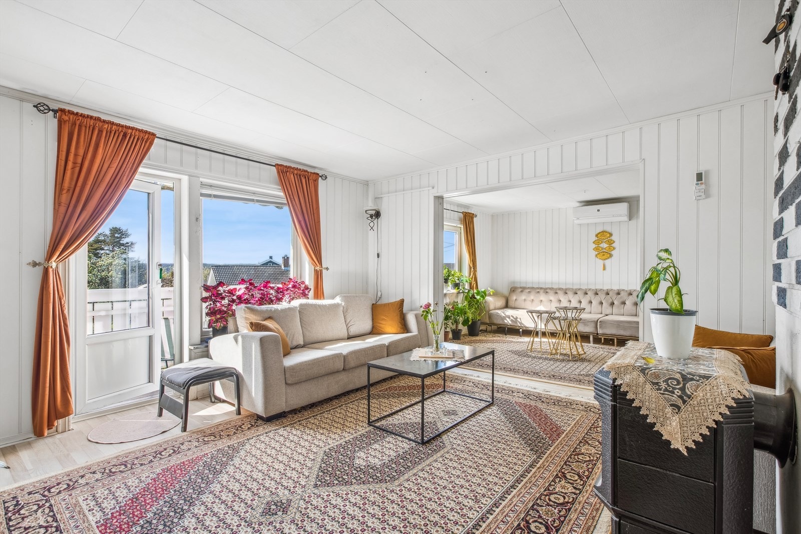 Romslig to-delt stue med utgang til solrik balkong Galleribilde