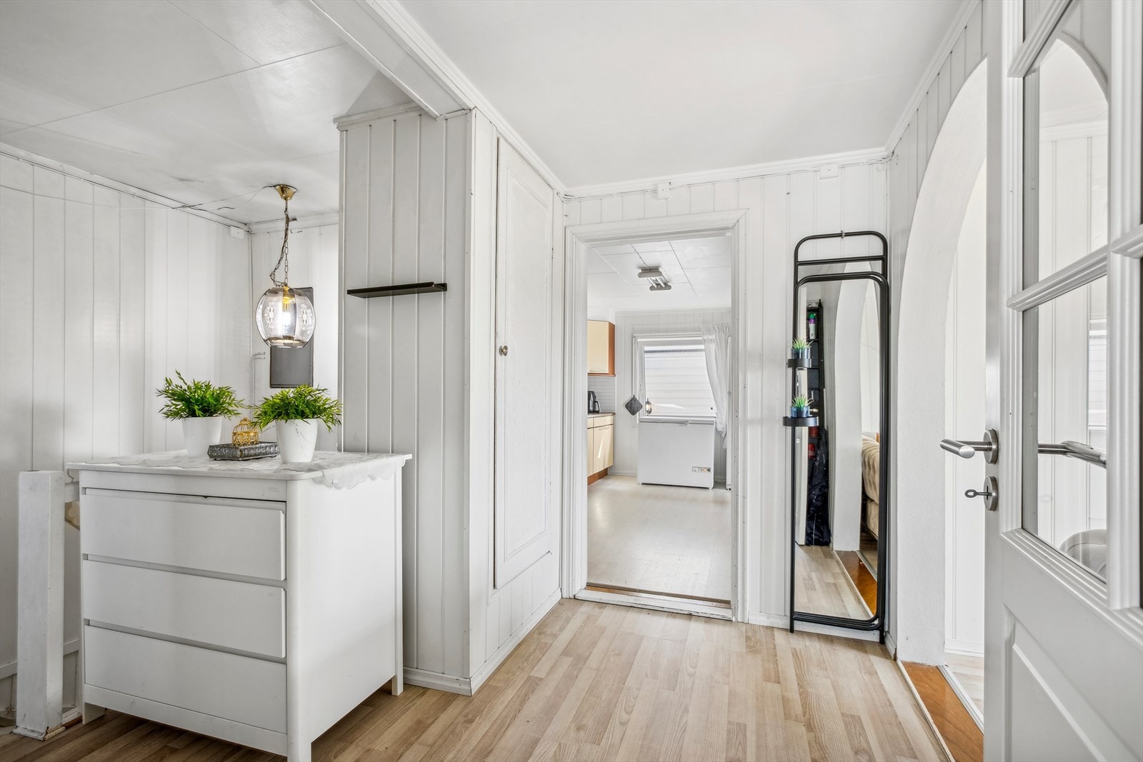 Hall - her føres du videre inn til kjøkken, stue eller baderom Galleribilde