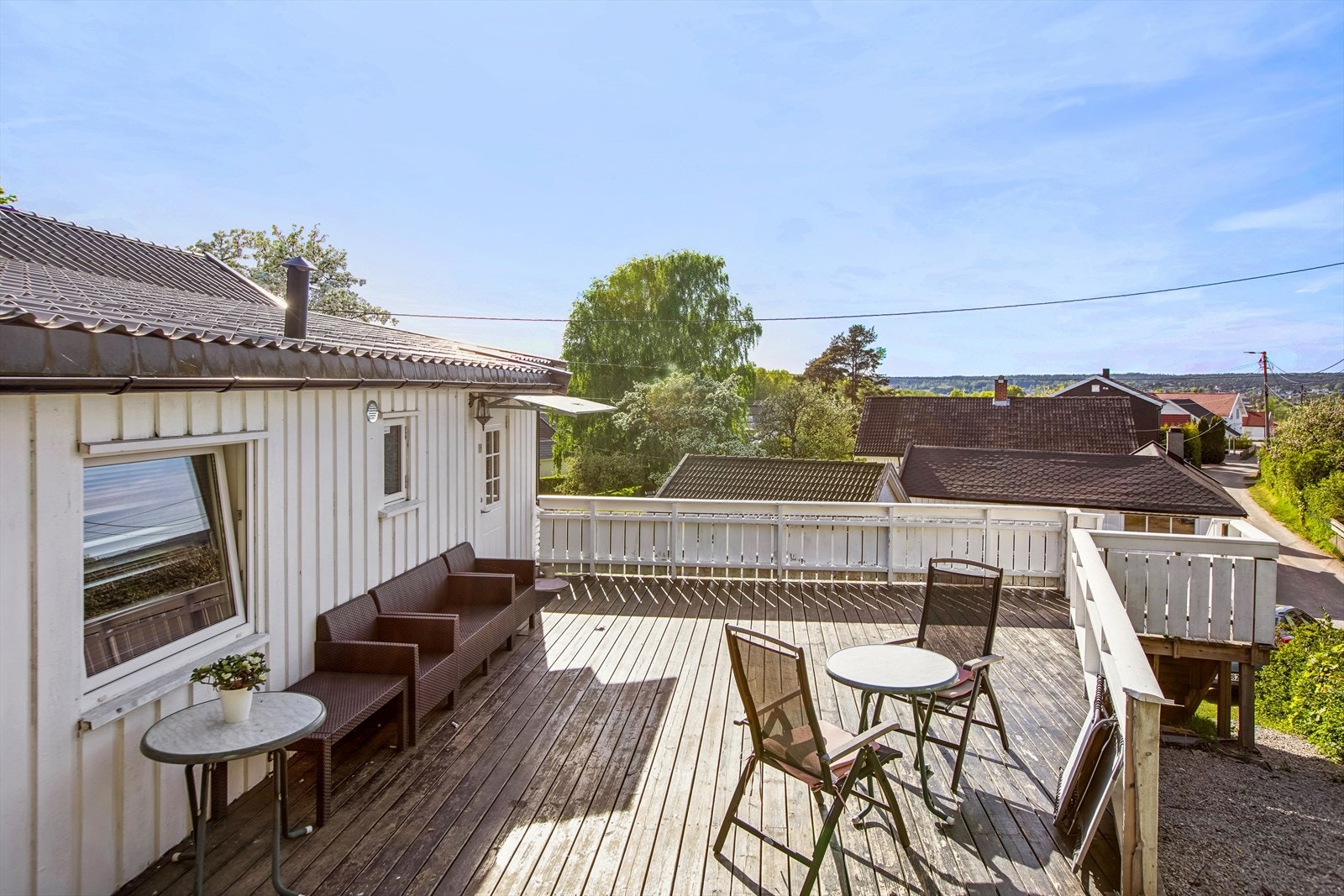 Terrasse | Eiendommens terrasse er på ca 32 m2 og har gode solforhold hele dagen Galleribilde