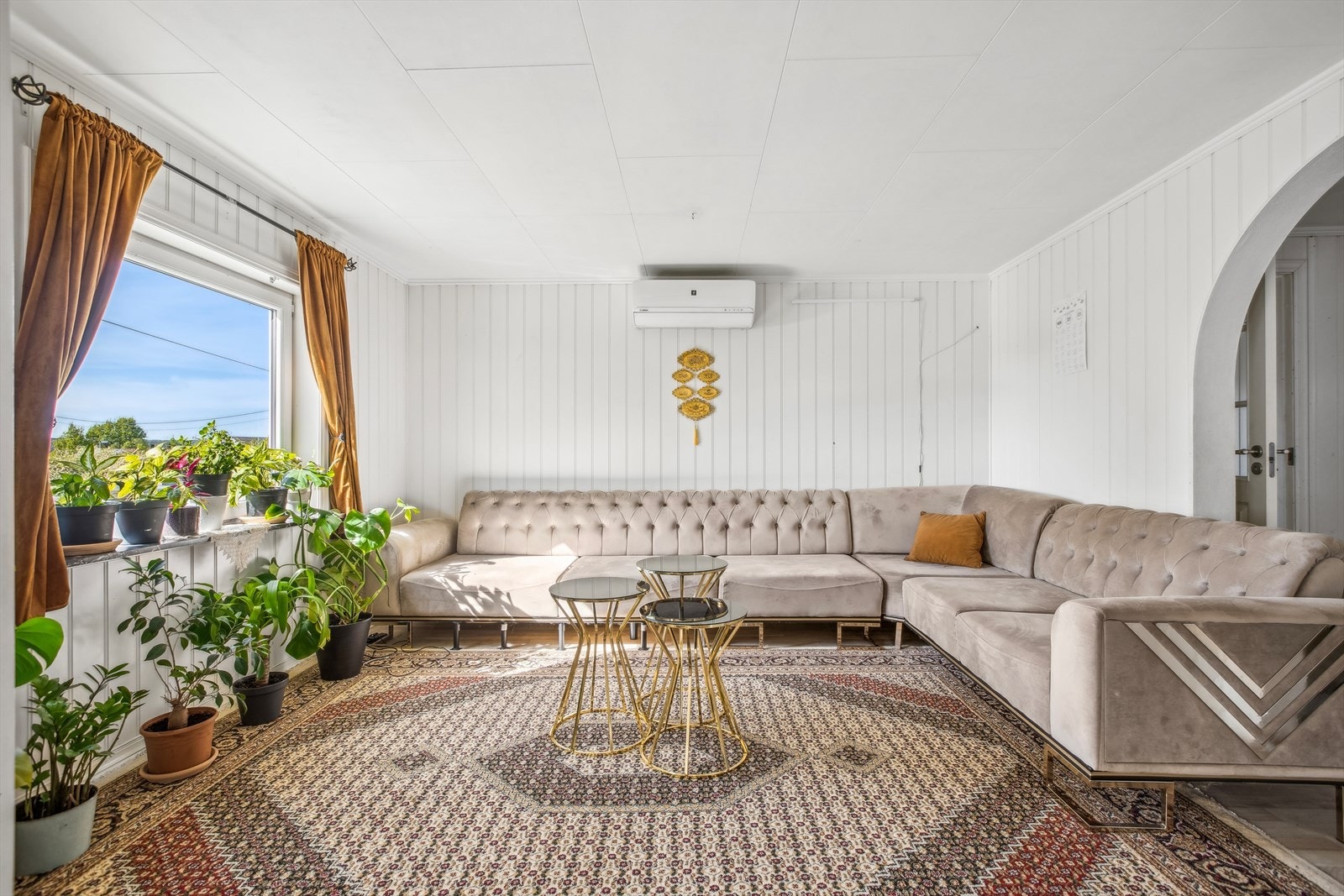 Store vinduer i stuen sørger for rikelig med lysinnslipp Galleribilde