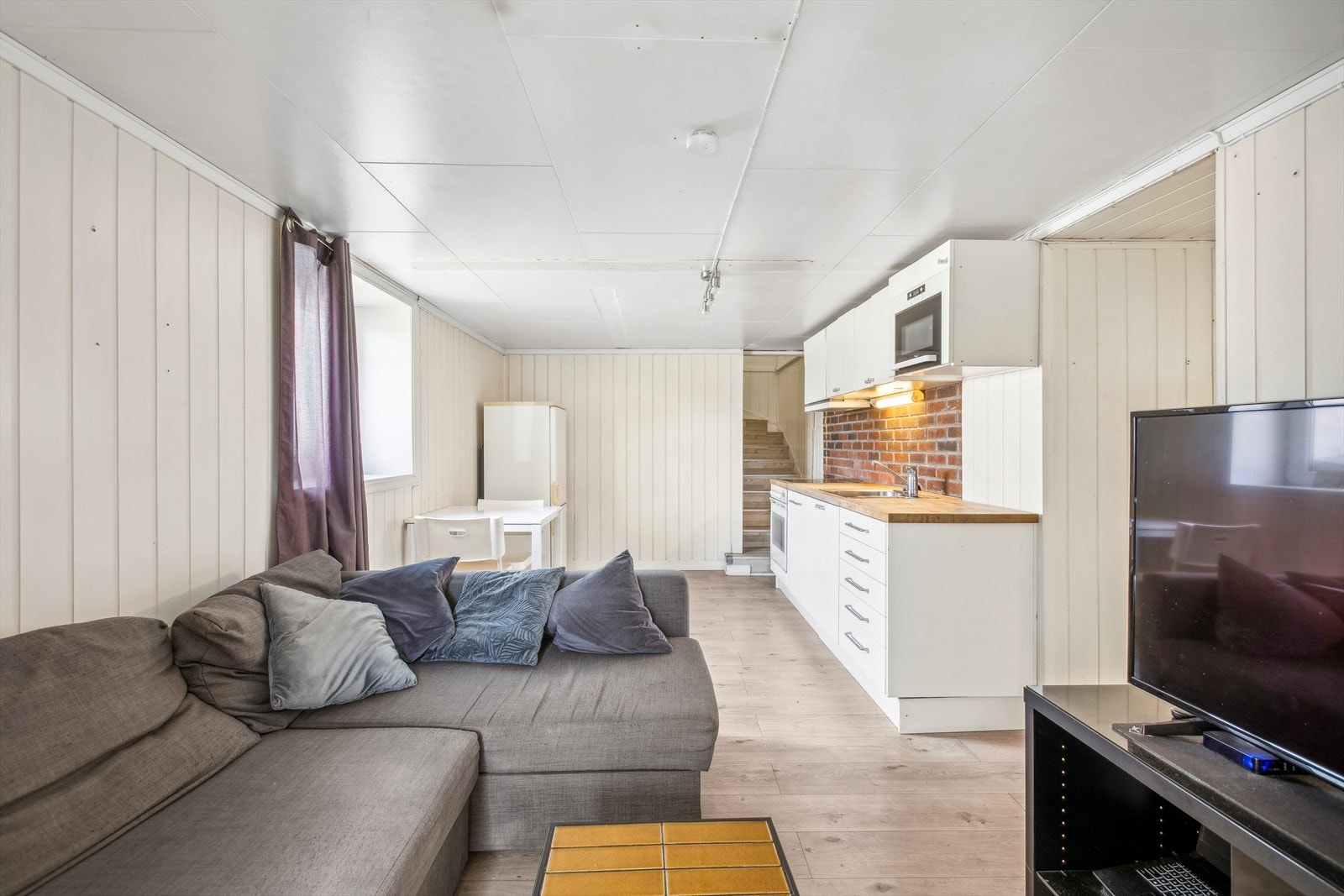 Det gjøres spesielt oppmerksom på at ingen rom i kjelleretasjen har tilfredsstillende dagslysflate. Det vil si at rommene ikke tilfredsstiller krav for rom til varig opphold. Se punkt angående ferdigattest. Galleribilde