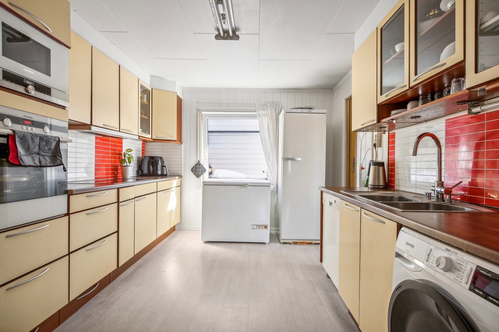 Kjøkkenet er romslig og ligger separat til fra stuen. Det er rikelig med skap og benkeplass. Galleribilde