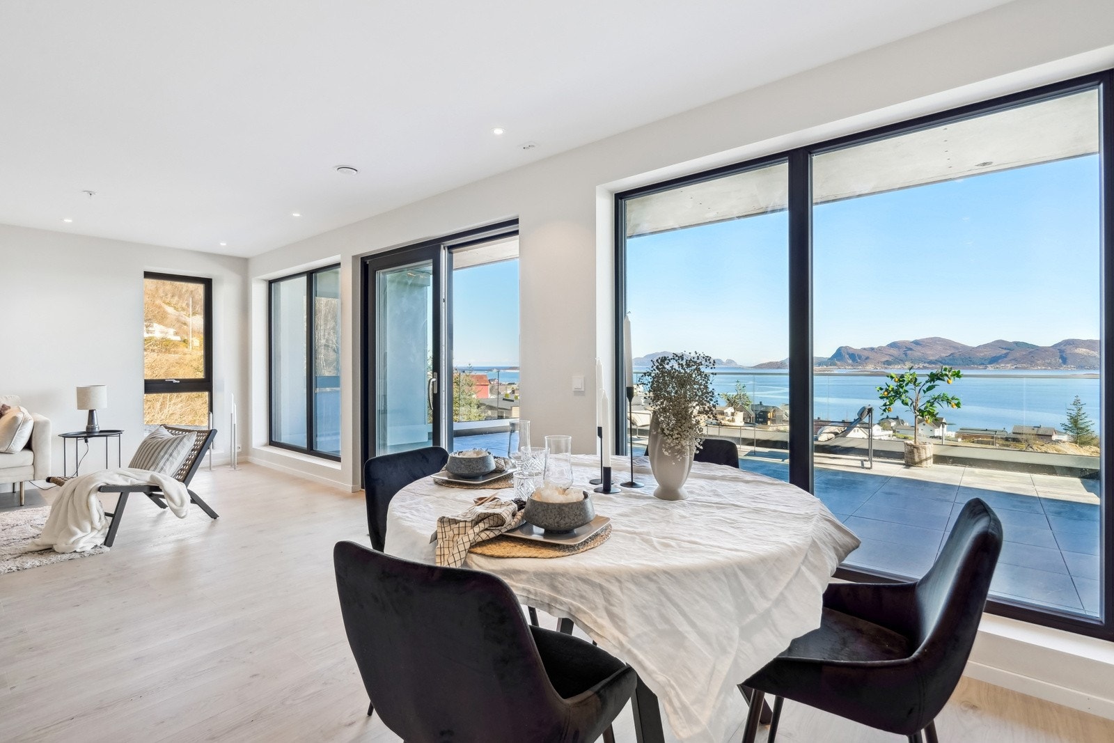 Naturligvis er det også godt med plass til både spise- og sittegruppe her også. Galleribilde