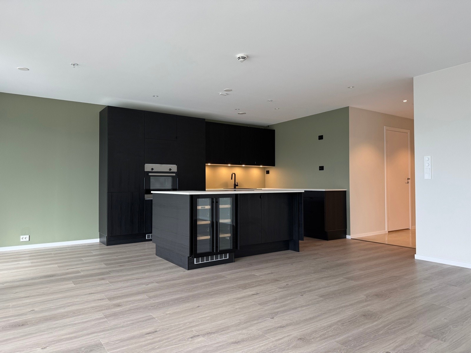 Godt med arbeidsplass og oppbevaringsplass. Galleribilde