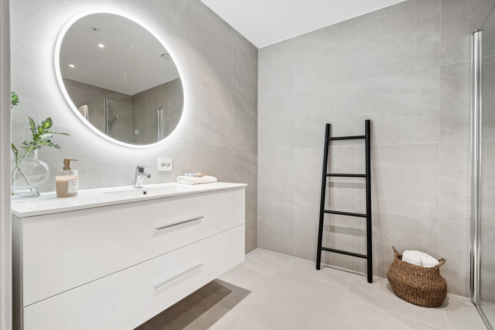 Stilrene, store og moderne flisvalg samtidig som det er forholdsvis nøytral innredning. Galleribilde