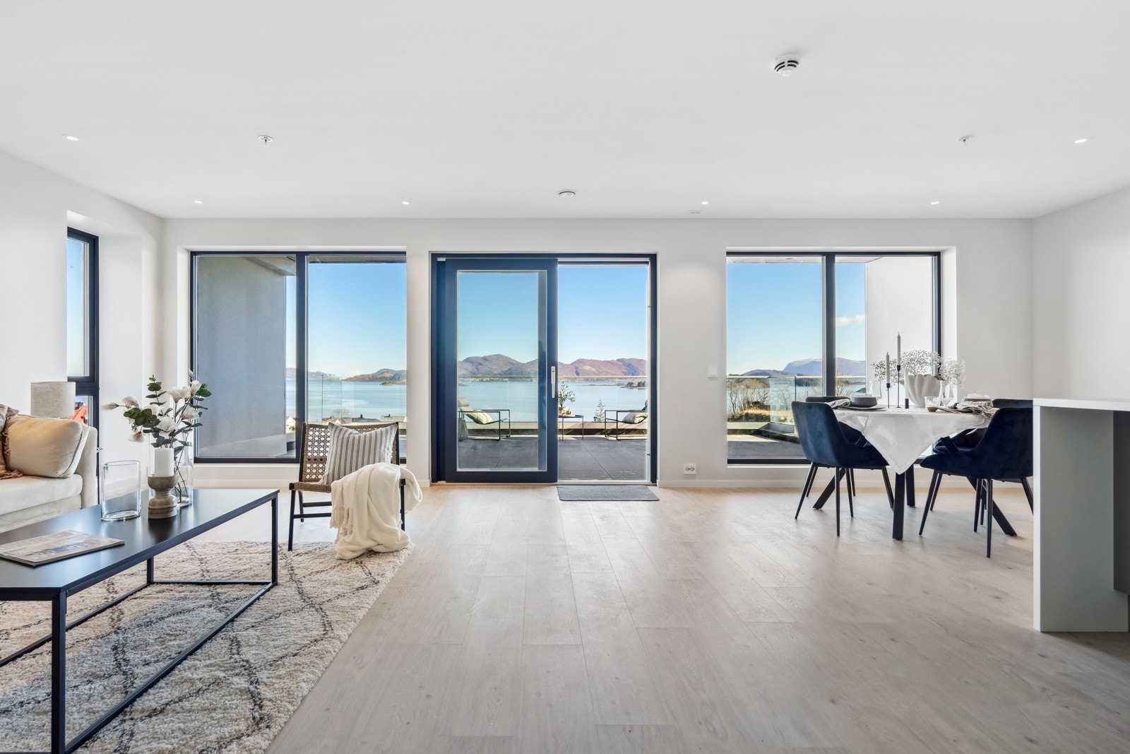 Stuen har åpen løsning mot kjøkkenet. Perfekt for å holde kontroll på The Voice når fredagstacoen tilberedes. Galleribilde