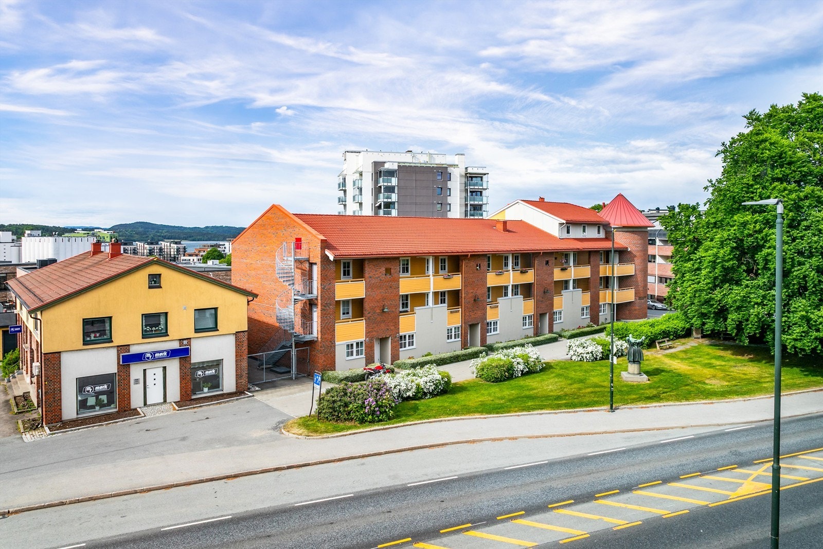 Gjennom entreens vindu sees utsyn mot vest og gløtt av sjøen i Mossesundet. Galleribilde