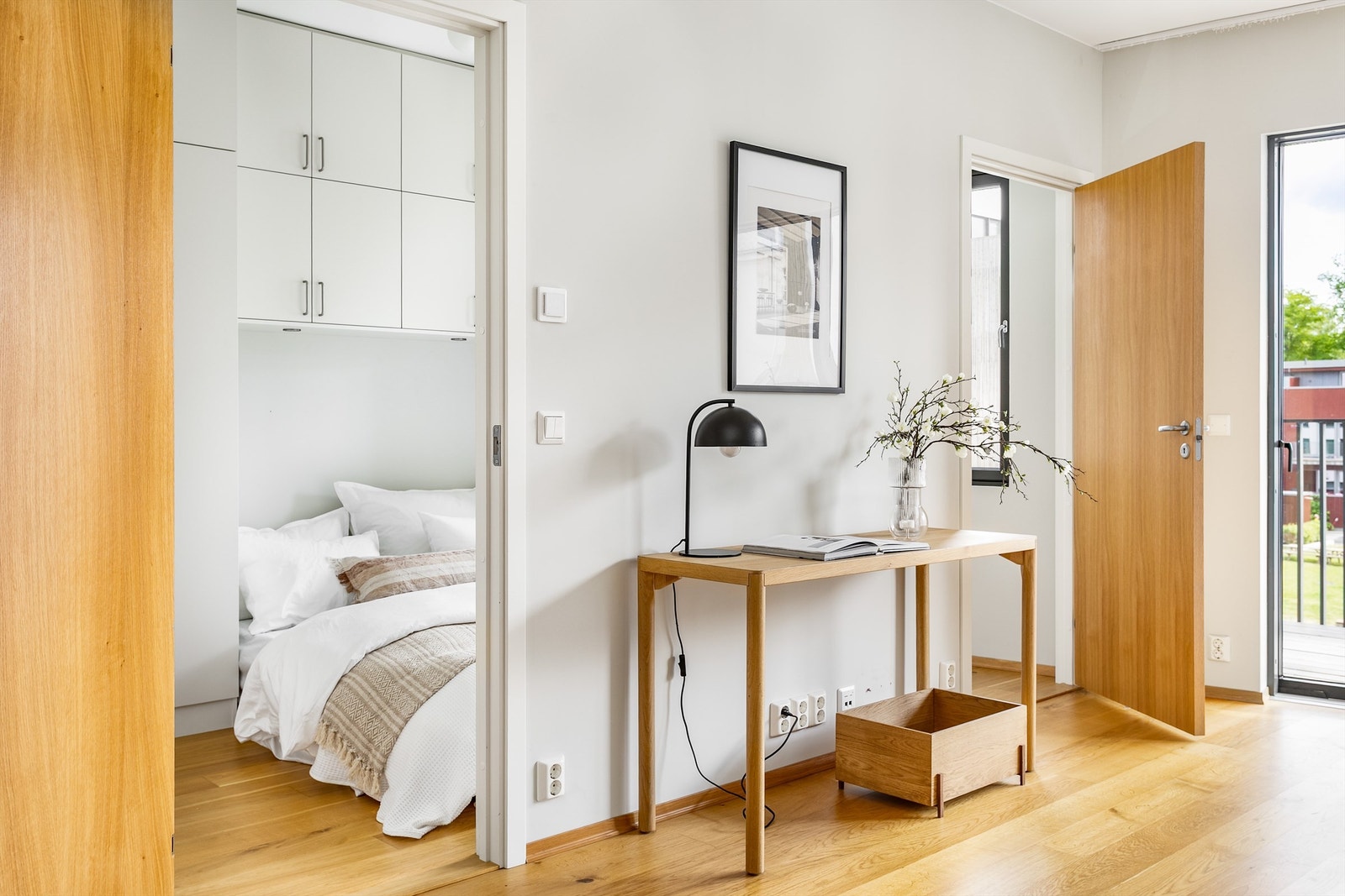 Alle rom utenom badet har lyse og tidsaktuelle gulv av én-stavs eikeparkett. Galleribilde