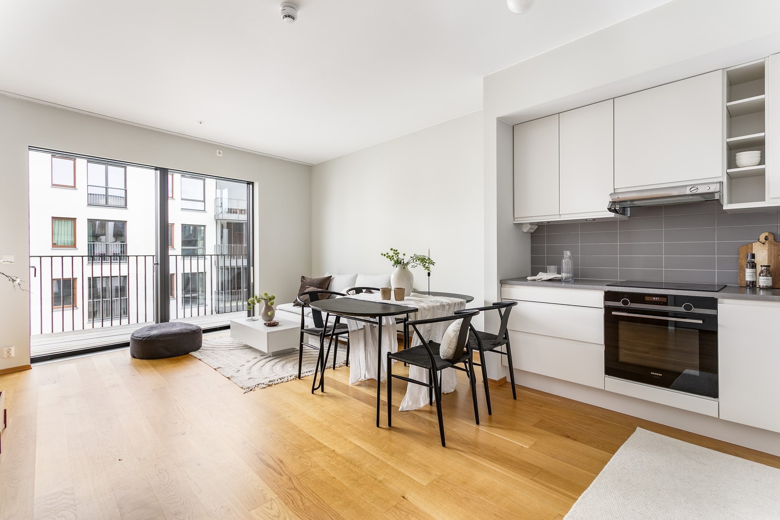 Vannbåren gulvvarme i alle rom sikrer stabil innetemperatur og lavt forbruk av strøm. Galleribilde