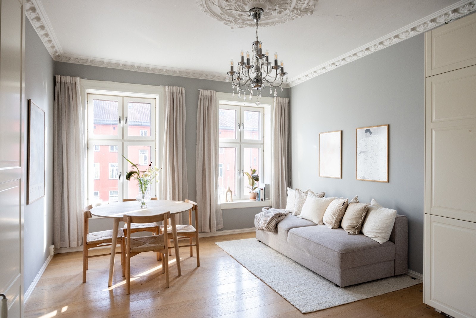 Stuen har en lys og luftig atmosfære med store vindusflater som slipper inn godt med dagslys. Veggene er malt i en dus grå tone som gir et rolig og tidløst uttrykk. Galleribilde