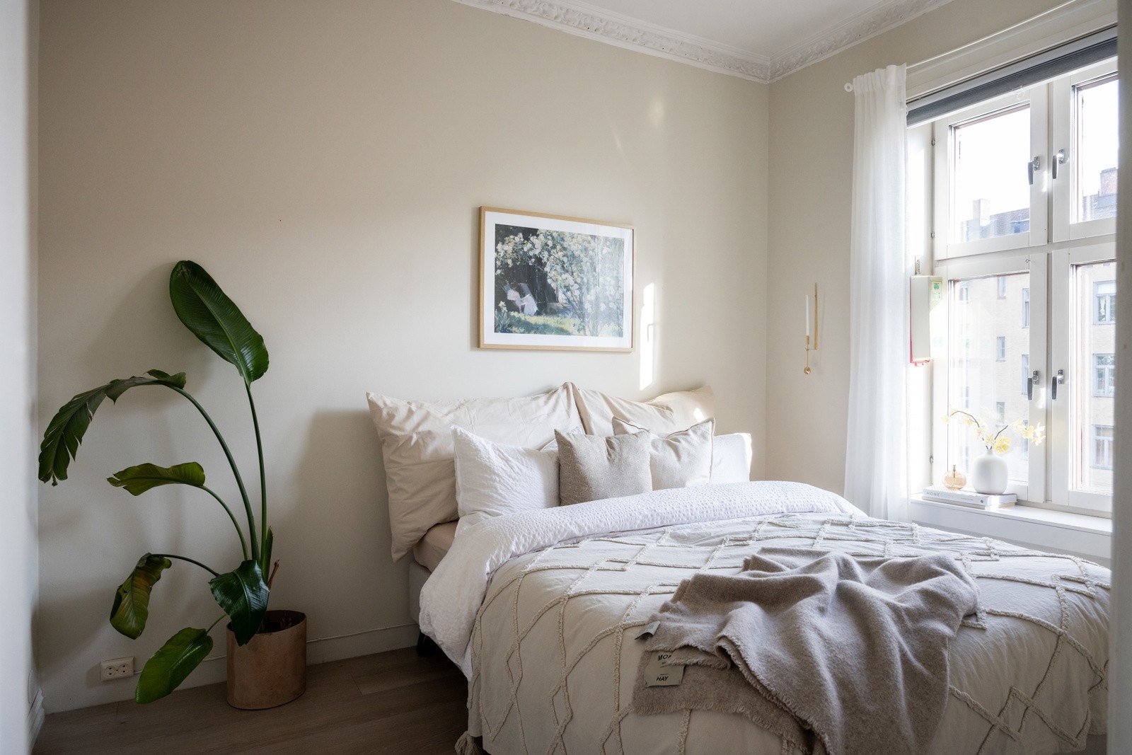 Hovedsoverommet har en lun atmosfære og plass til dobbeltseng og vindu som gir fint innslipp av naturlig lys. Galleribilde