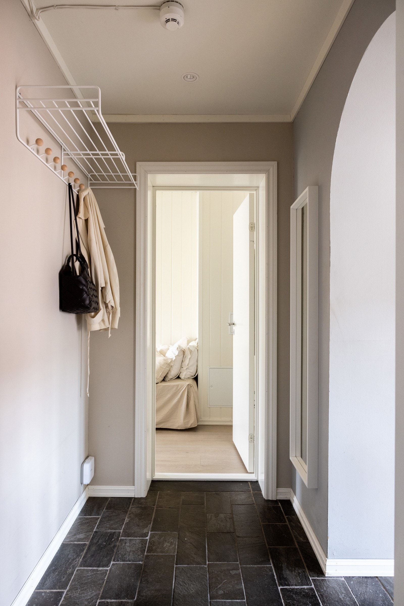 Her er det god plass til oppbevaring av yttertøy og sko. Galleribilde