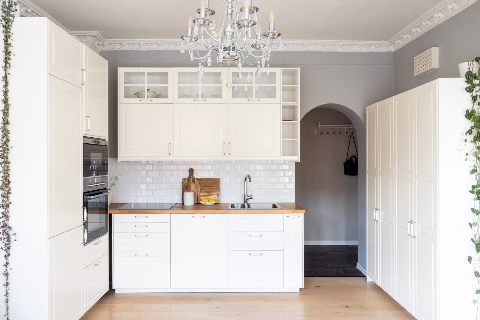 Tidløs og klassisk utforming med hvite, profilerte fronter som gir et lyst og rent uttrykk. Galleribilde