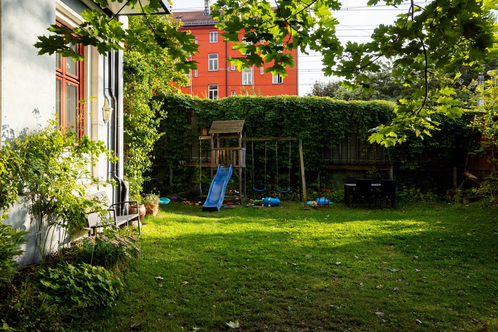 Hagen ligger skjermet og inngjerdet. Borettslaget har etablert parseller i hagen som vil rullere mellom alle beboere som melder sin interesse. Galleribilde