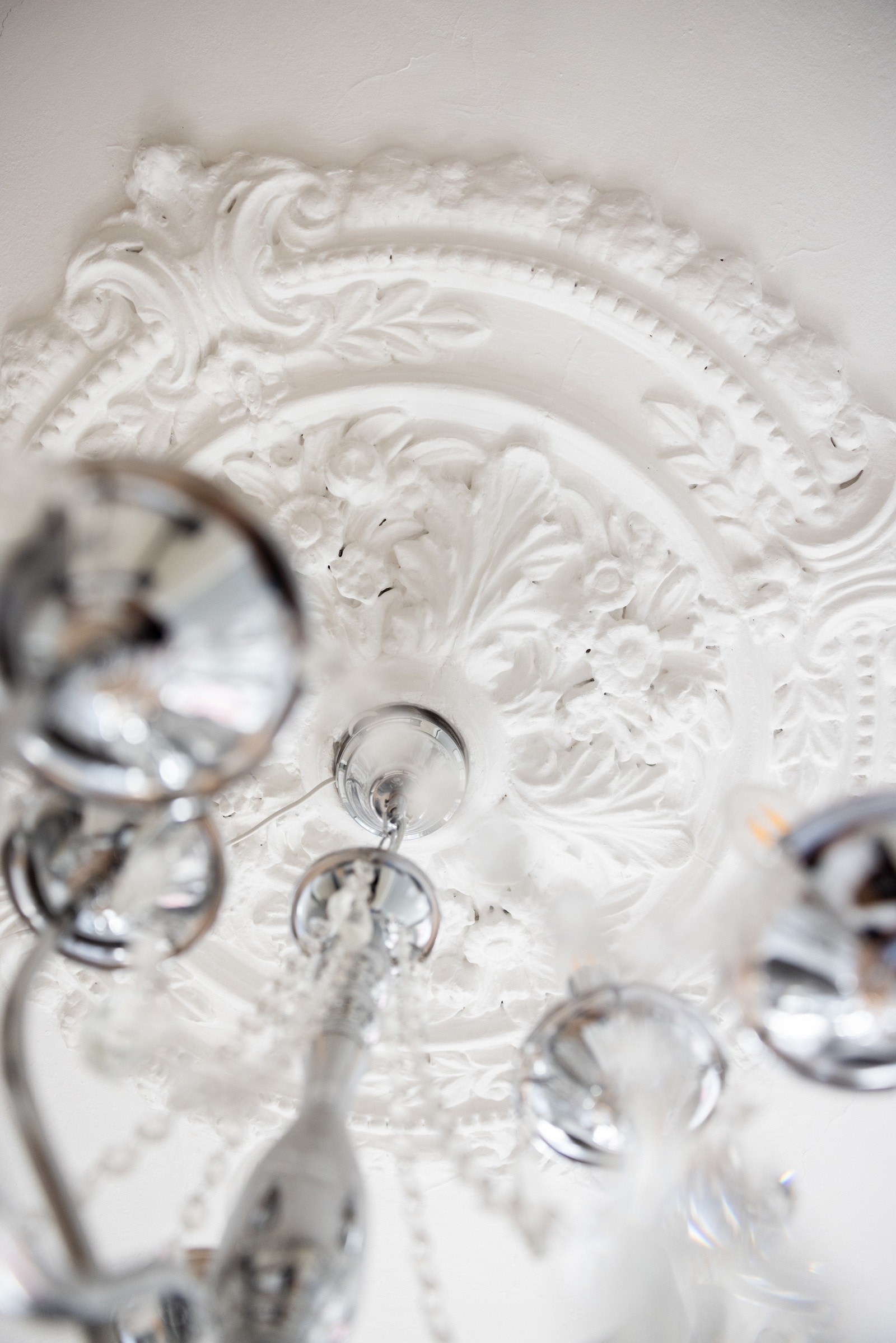 Vakker stukkatur og en dekorativ takrosett som setter et elegant preg på rommet. Galleribilde