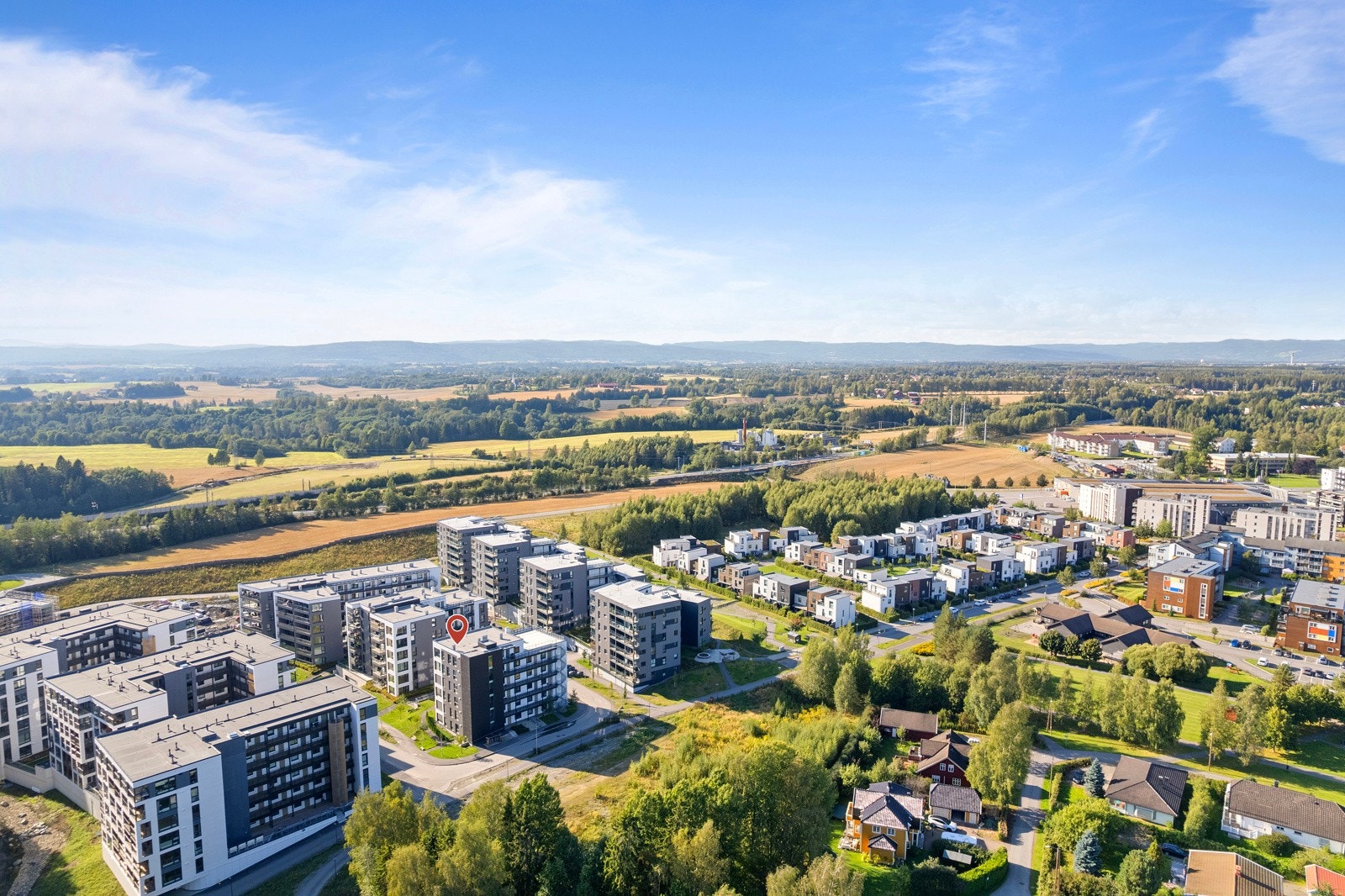 Ved å benytte bil tar det ca. 8 min til Oslo Lufthavn Gardermoen, ca. 23 min til Lillestrøm, ca. 23 min til Strømmen og ca. 33 min til Oslo S. Velkommen til visning! Galleribilde