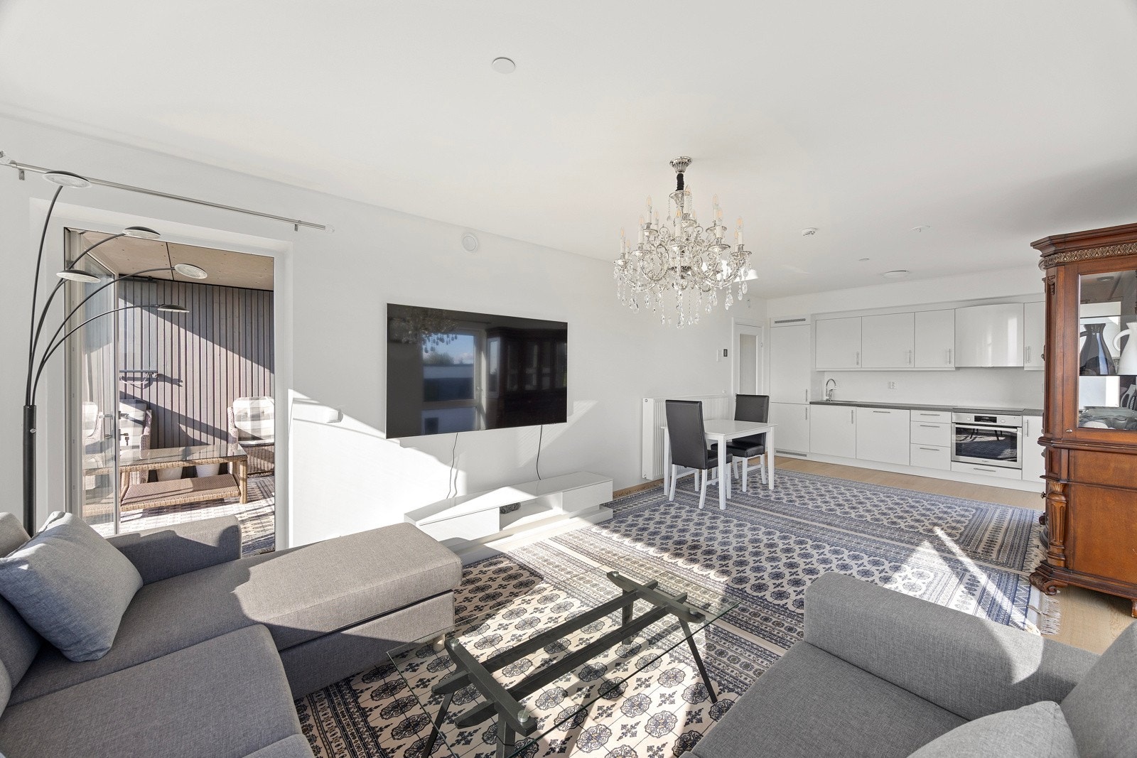 På gulvet er det lagt enstavs parkett som strekker seg sømløst inn i kjøkken, gang og alle soverommene. Oppvarming via vannbåren varme tilknyttet radiatorer. I stuen er det god plass til sofaløsning med tilhørende møblement. Galleribilde