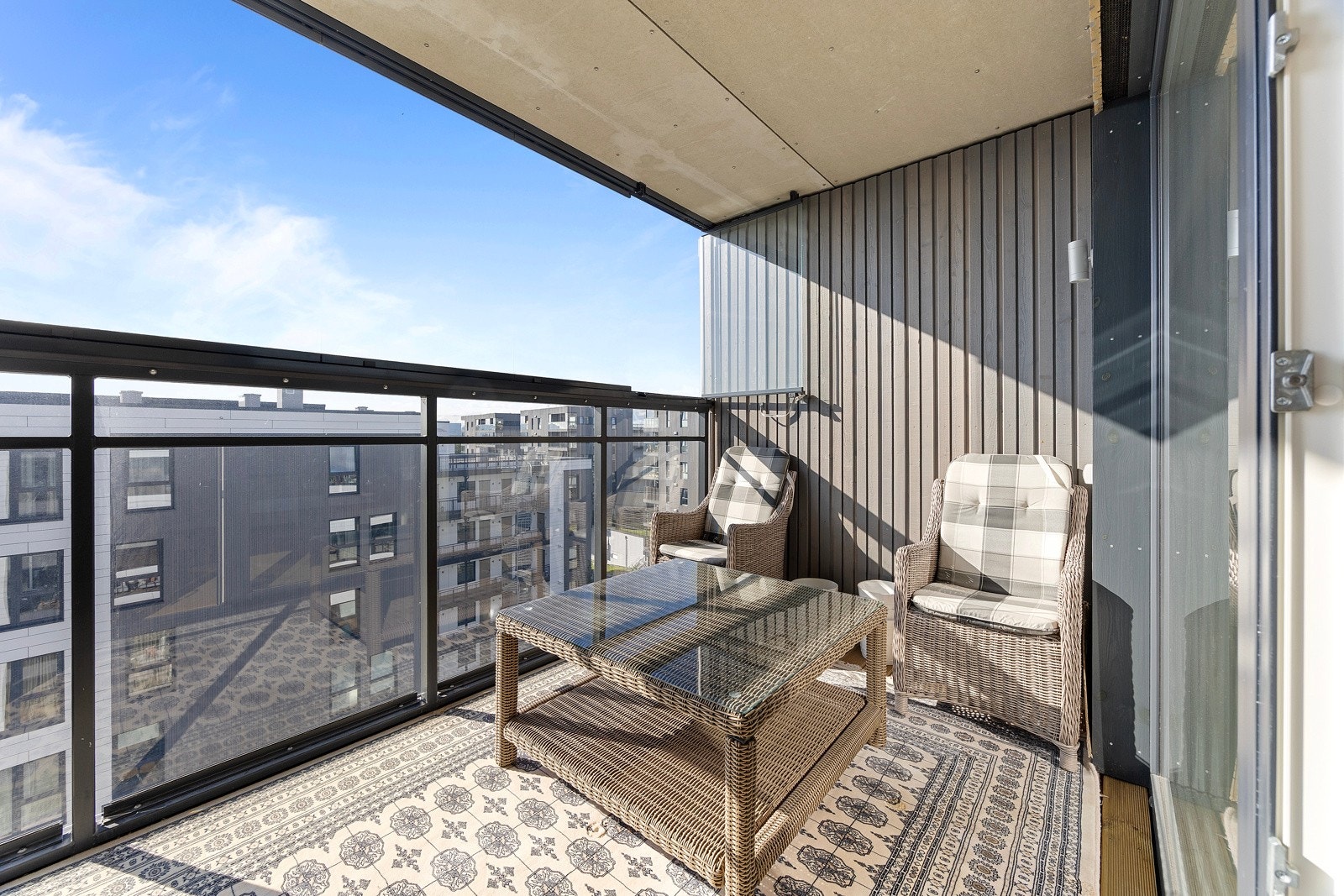 Fra stuen og ett soverom er det utgang til en vestvendt innglasset balkong på ca. 10 kvm, hvor man kan nyte late dager og sene kvelder i hyggelige omgivelser og nyte den flotte utsikten. Galleribilde