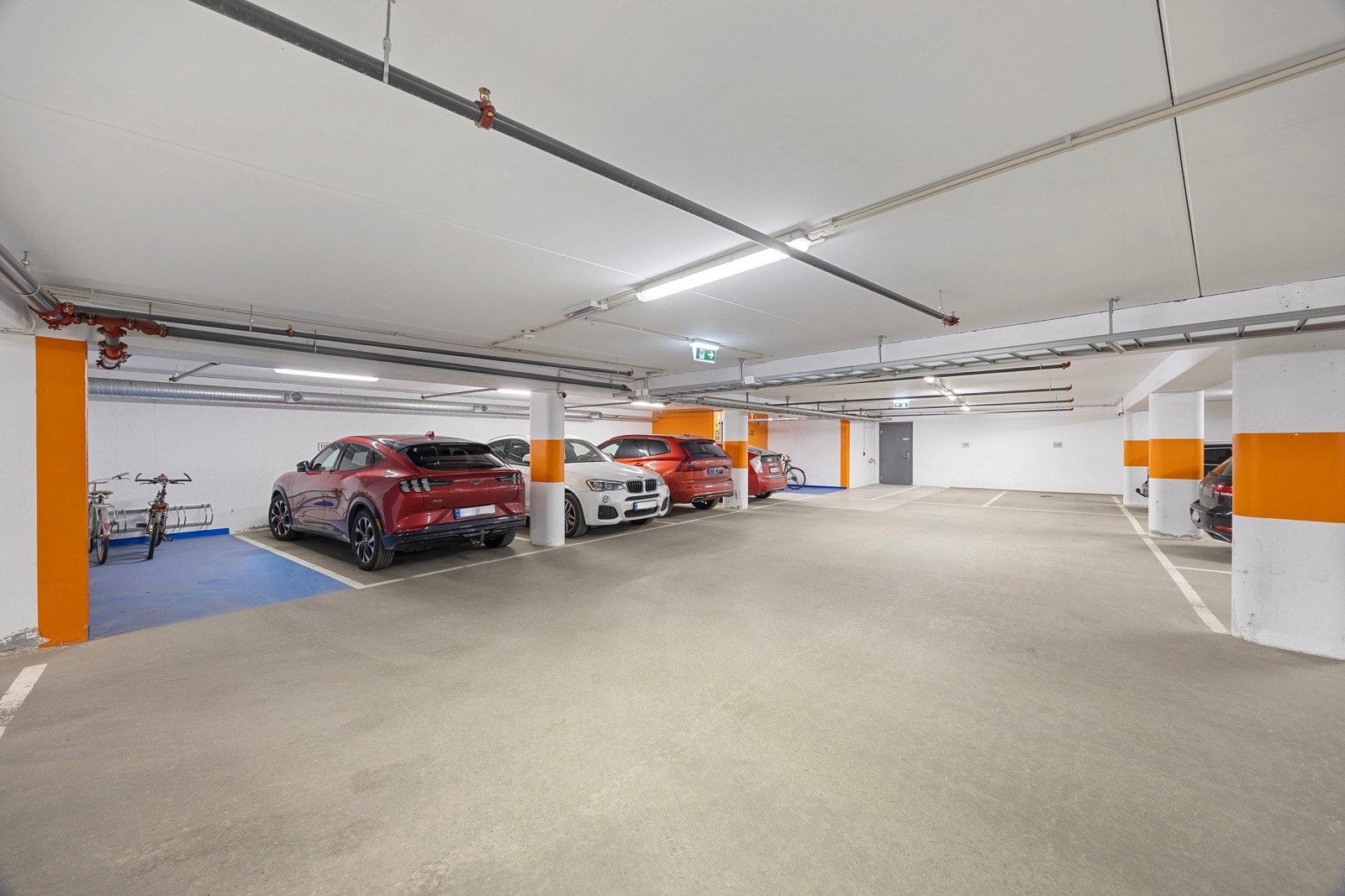 Det medfølger èn parkeringsplass i felles garasjeanlegg i kjeller - med heis direkte til etasjeplan. Galleribilde