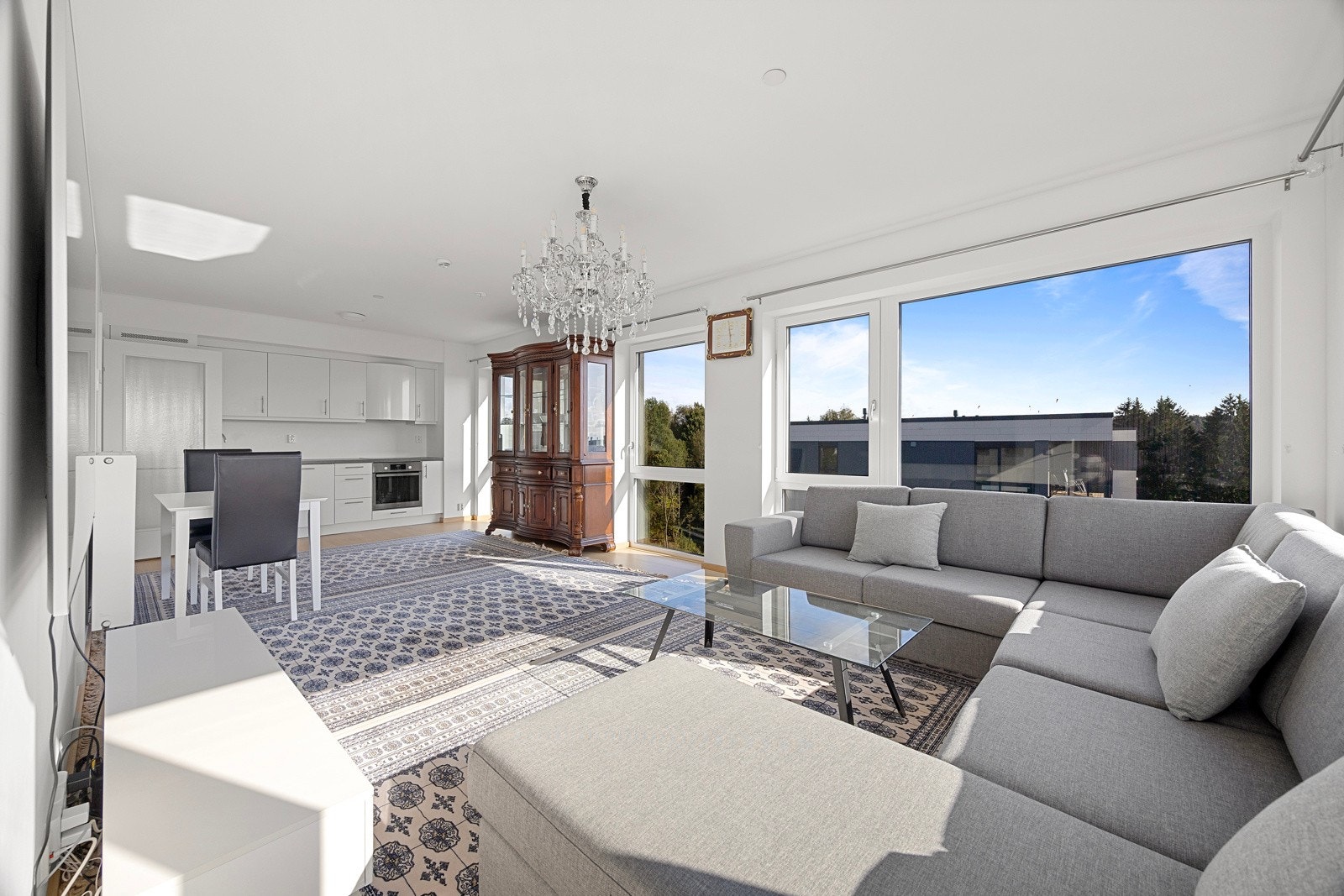 Leiligheten inneholder bl.a. lys og innbydende stue/spisestue med flott takhøyde, stilrent kjøkken m/integrerte hvitevarer, smakfullt bad, samt 2 tiltalende soverom. Fra stuen og ett soverom er det utgang til en vestvendt innglasset balkong på ca. 10 kvm. Galleribilde