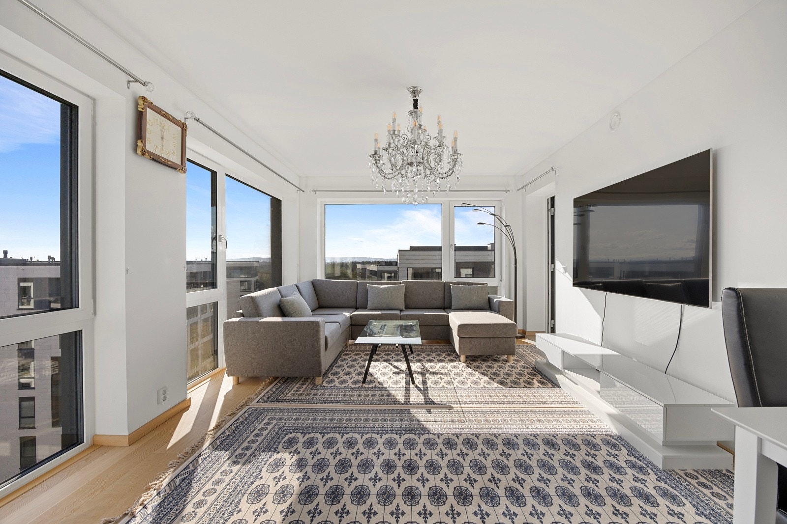 Den åpne stuen fremstår som meget innbydende i lyse, delikate fargevalg. Store vindusflater fra gulv til tak slipper inn rikelig med lys og den flotte takhøyden på hele 2,5 meter gir en luftig romfølelse. Galleribilde