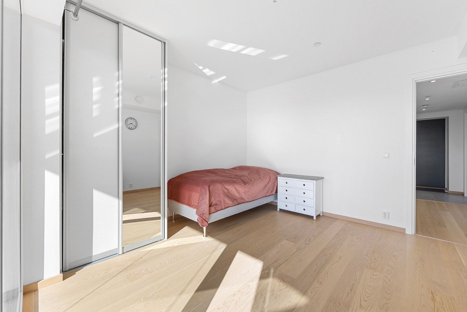 De store vindusflatene slipper inn rikelig med lys. Det er bygget inn en praktisk skyvedørsgarderobe i vegg. Rommet har skyvedør ut til balkongen. Galleribilde