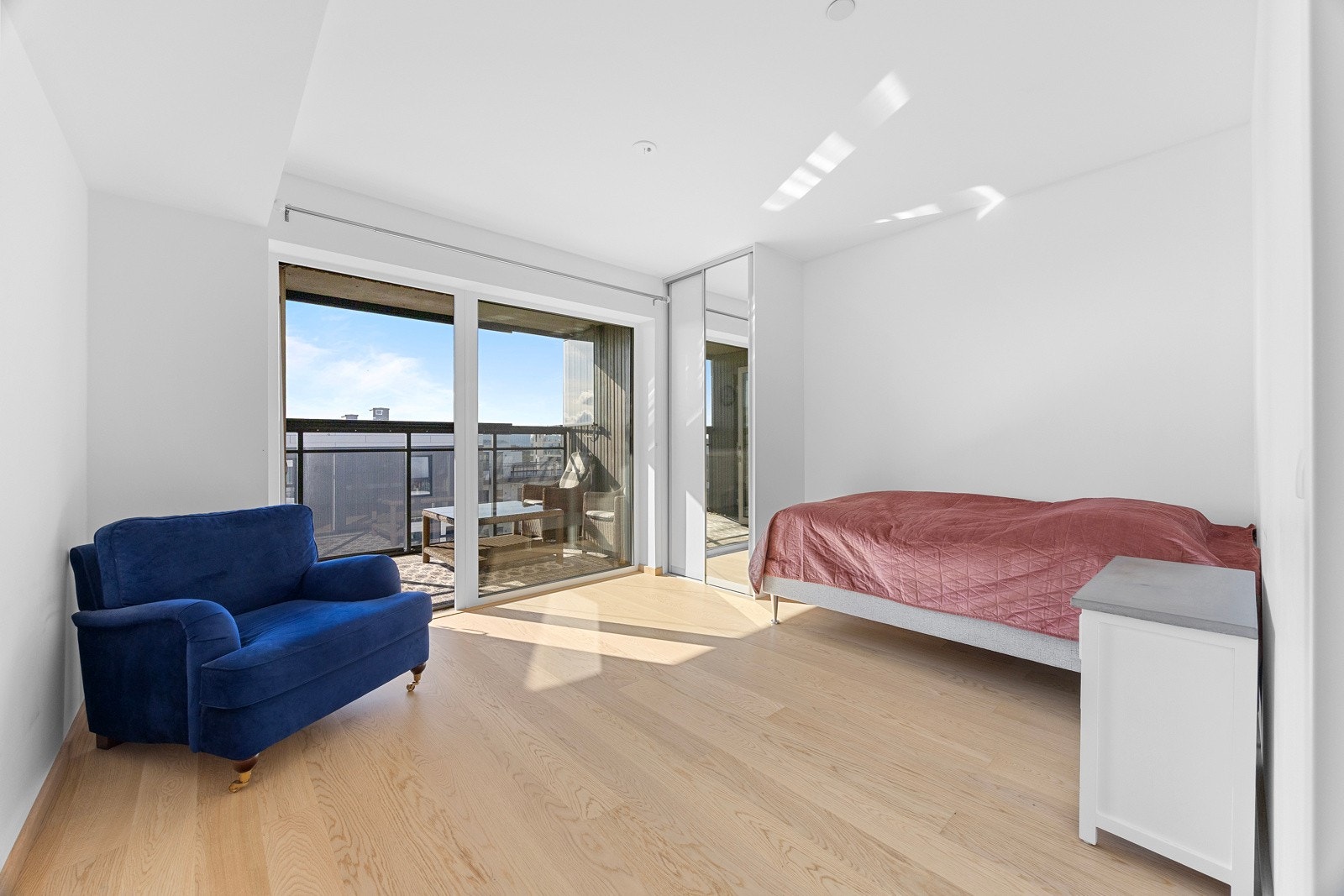 Leiligheten har to romslige og meget tiltalende soverom, begge av samme gode kvalitet og standard som resten av leiligheten. Hovedsoverommet har lysmalte veggflater og enstavs parkett på gulv. Galleribilde