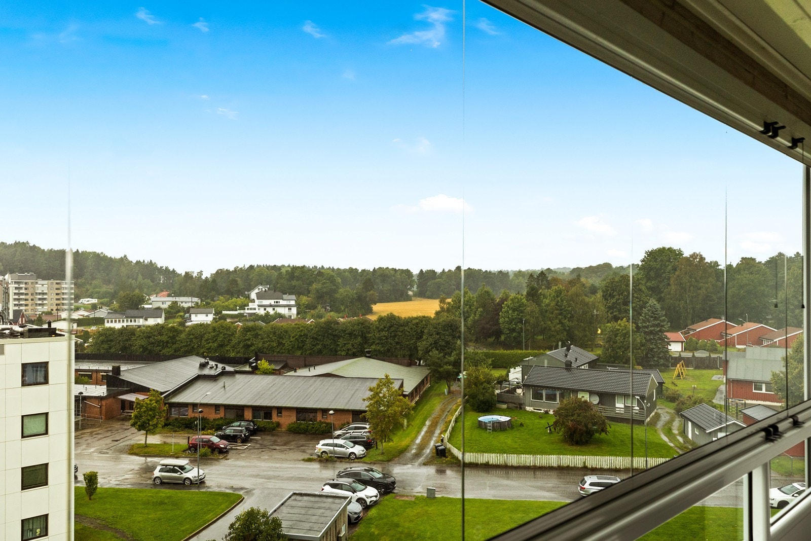 Leiligheten ligger i byggets toppetasje og har fint utsyn over omgivelsene Galleribilde
